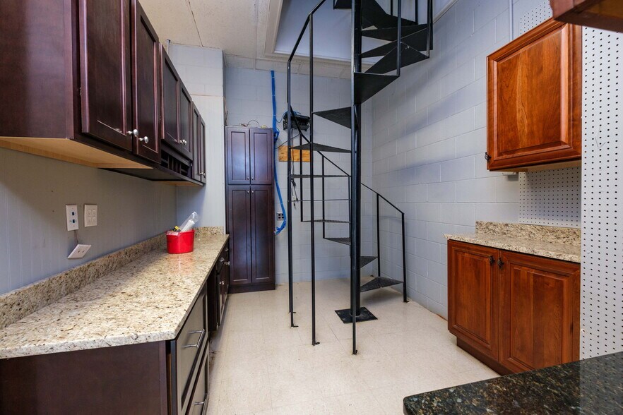 More Photos Of 902 Richmond Ave, Staunton General Retail For Sale