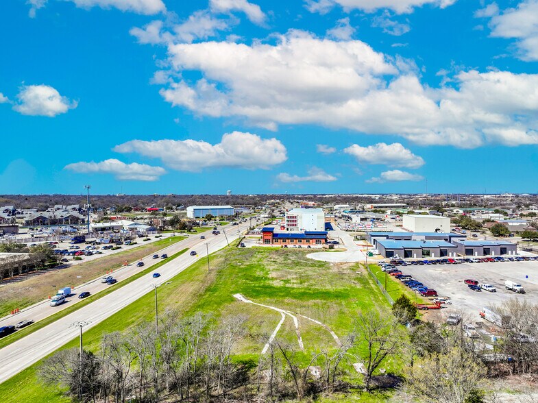 More Photos Of 551 University Dr, McKinney Showroom For Lease