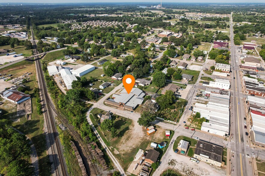 More Photos Of 121 S Nelson Ave, Gentry Light Manufacturing For Sale