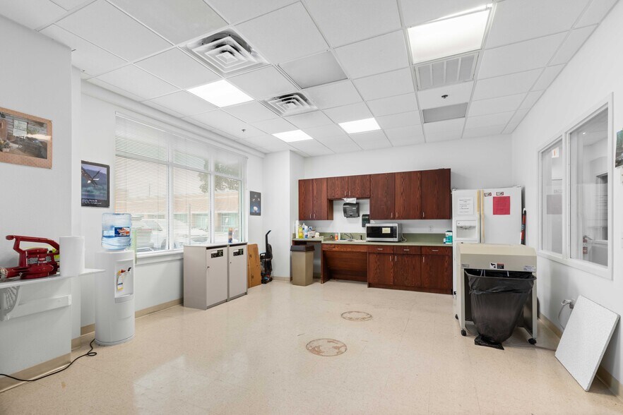 More Photos Of 202 N Texas Ave, Webster Medical For Lease