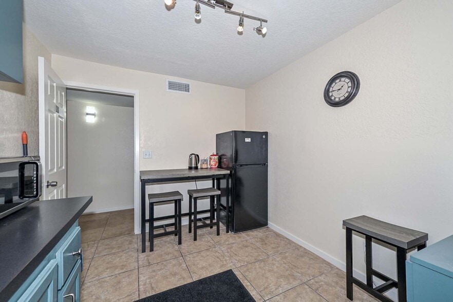 More Photos Of 11123-11127 W Nevada Ave, Youngtown Office For Sale