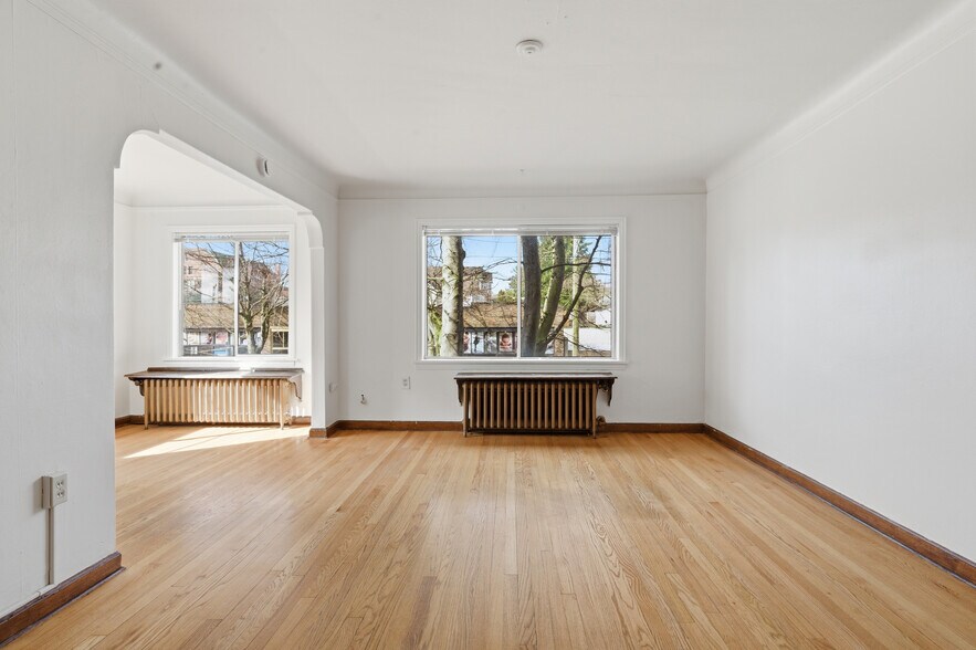 More Photos Of 8008 Greenwood Ave N, Seattle Apartments For Sale