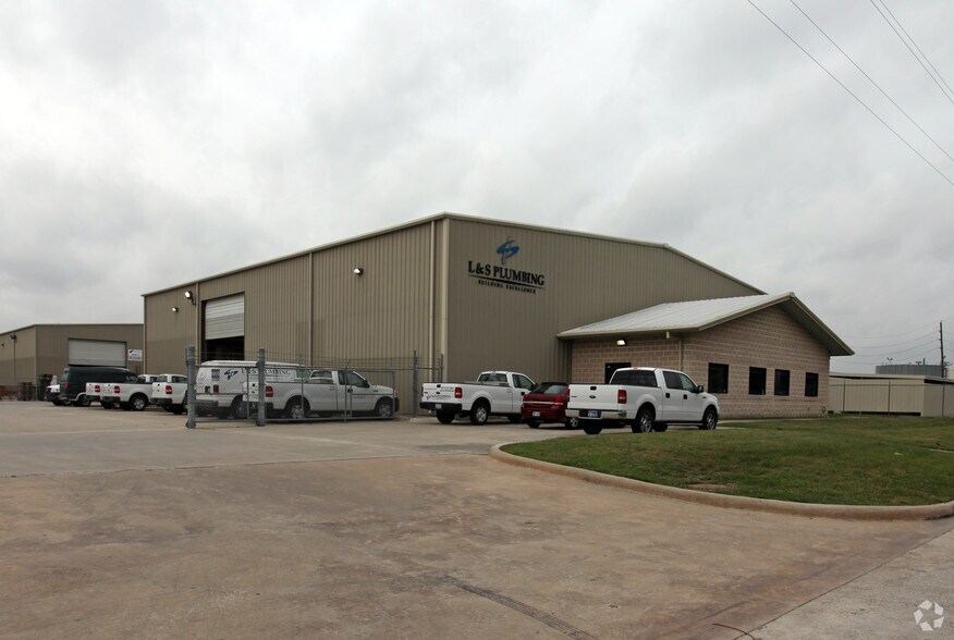 More Photos Of 5325 Hiltonview Rd, Houston Warehouse For Lease