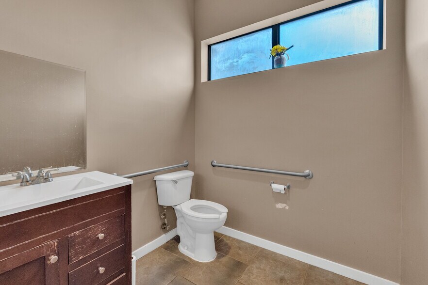 More Photos Of 6531 103rd St, Jacksonville Medical For Lease