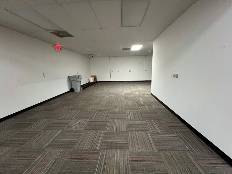 More Photos Of 2305 W Altorfer Rd, Peoria Light Manufacturing For Lease