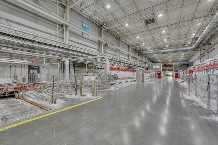 More Photos Of 1 Ceasarstone Dr, Richmond Hill Manufacturing For Sale