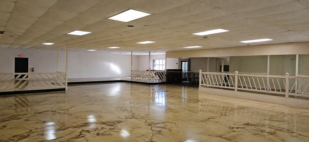 More Photos Of 302 W Colonial Trail Hwy, Blackstone Freestanding For Lease