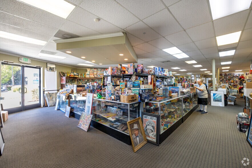 More Photos Of 2585 Cochran St, Simi Valley Unknown For Lease