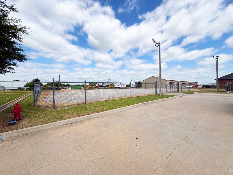 More Photos Of 2325 South Fretz Avenue, Edmond Warehouse For Lease