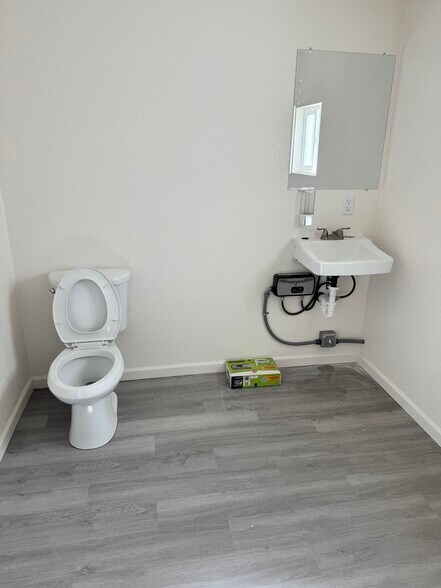 More Photos Of 3600 Glenn, Kingman Auto Repair For Lease