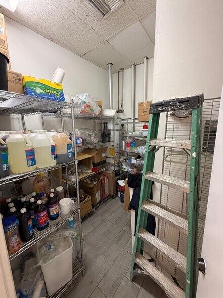 More Photos Of 566 W Lancaster Blvd, Lancaster Office For Sale