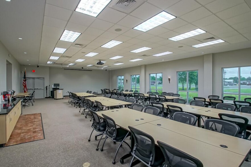 More Photos Of 805 Robin St/ 406 Airline Hwy, La Place Office For Sale