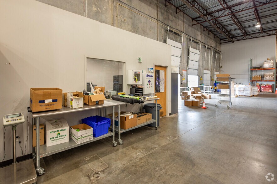 More Photos Of 5035 W Hillsborough Ave, Tampa Warehouse For Lease