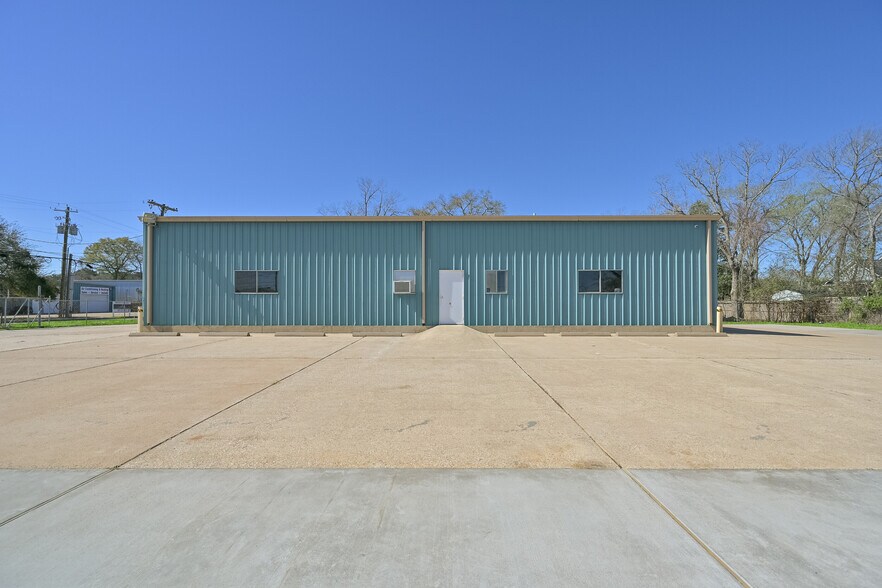 More Photos Of 314 E Walker St, League City Warehouse For Lease