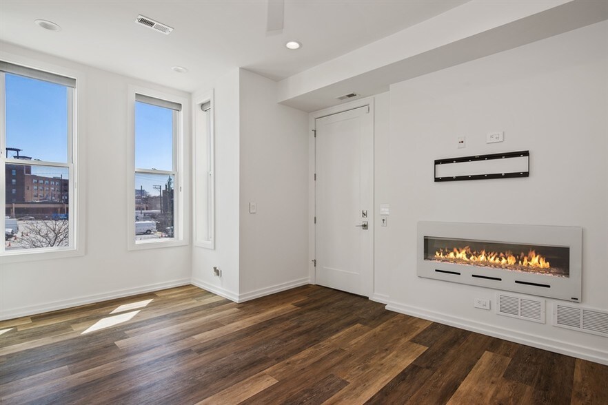 More Photos Of 1420 W Fulton St, Chicago Apartments For Sale