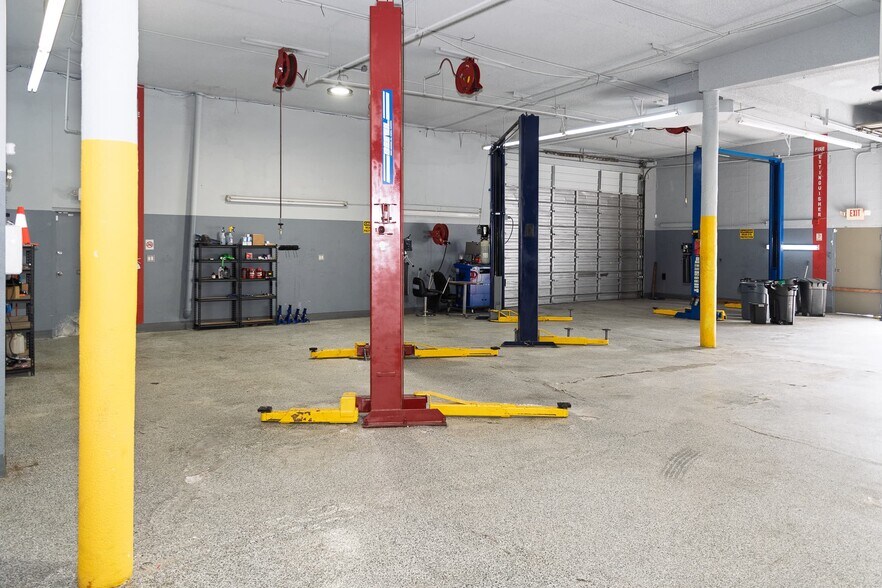 More Photos Of 3105 E Sahara Ave, Las Vegas Auto Repair For Lease