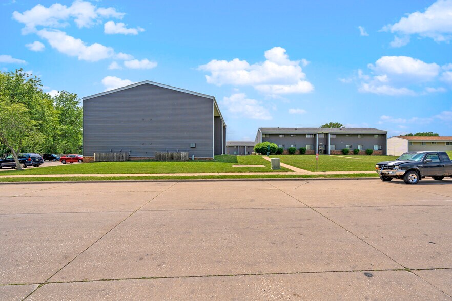 More Photos Of 7118 Hillandale Rd, Davenport Apartments For Sale