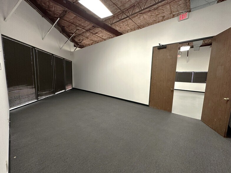 More Photos Of 10595 Westoffice Dr, Houston Light Distribution For Lease