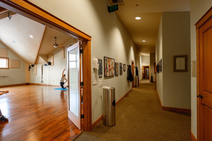 More Photos Of 1001 E Desperado Trl, Sisters Health Club For Sale