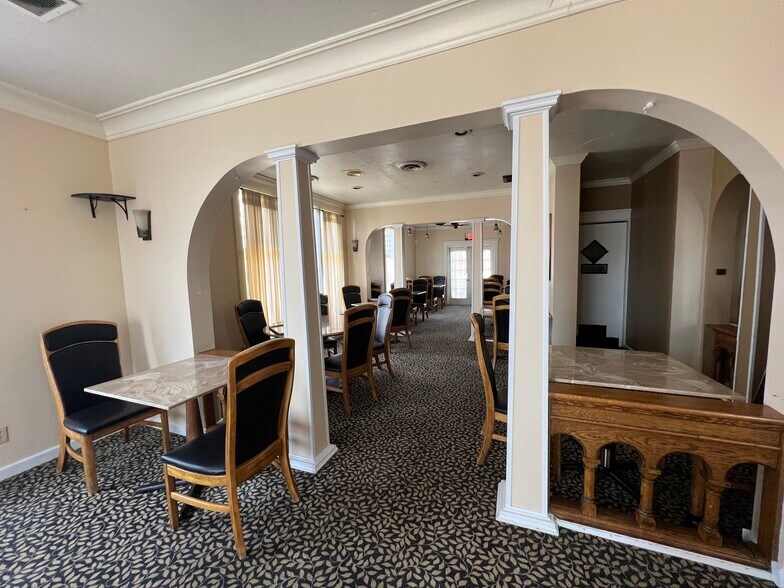 More Photos Of 4905 W Tuscarawas St, Canton Restaurant For Lease