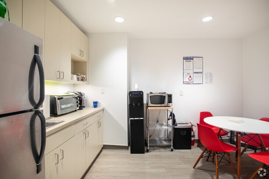 More Photos Of 11 Grace Ave, Great Neck Office For Lease