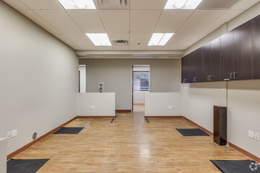 More Photos Of 16222 N 59th Ave, Glendale Unknown For Lease