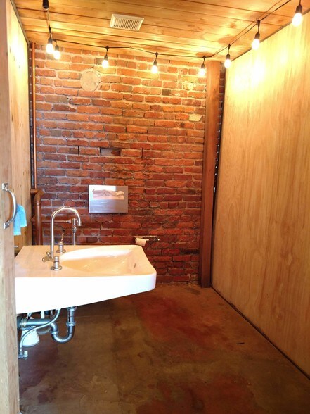 More Photos Of 221 Washington St, Oakland Light Manufacturing For Sale