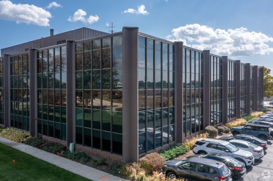 More Photos Of 903 Commerce Dr, Oak Brook Office For Lease