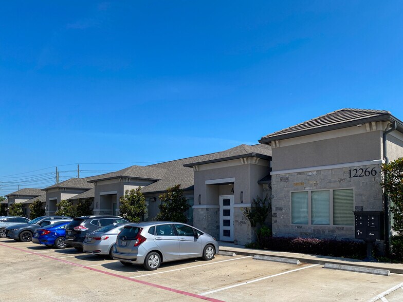 More Photos Of 12250 Queenston Blvd, Houston Office For Sale