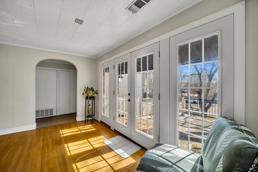 More Photos Of 808 W Abram St, Arlington Freestanding For Sale