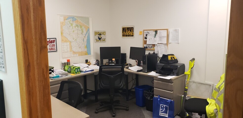 More Photos Of 4916-4920 Triangle St, McFarland Showroom For Lease