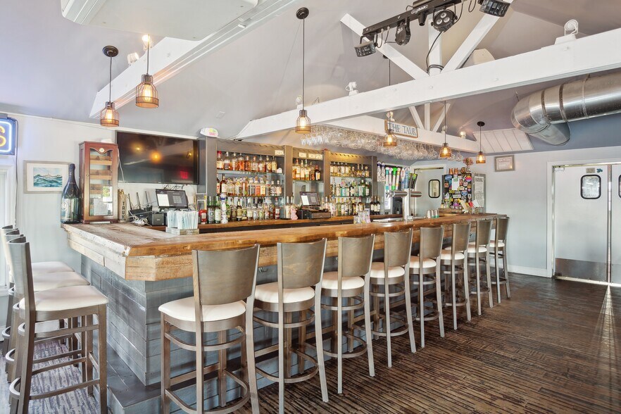 More Photos Of 63 S Euclid Ave, Montauk Restaurant For Sale