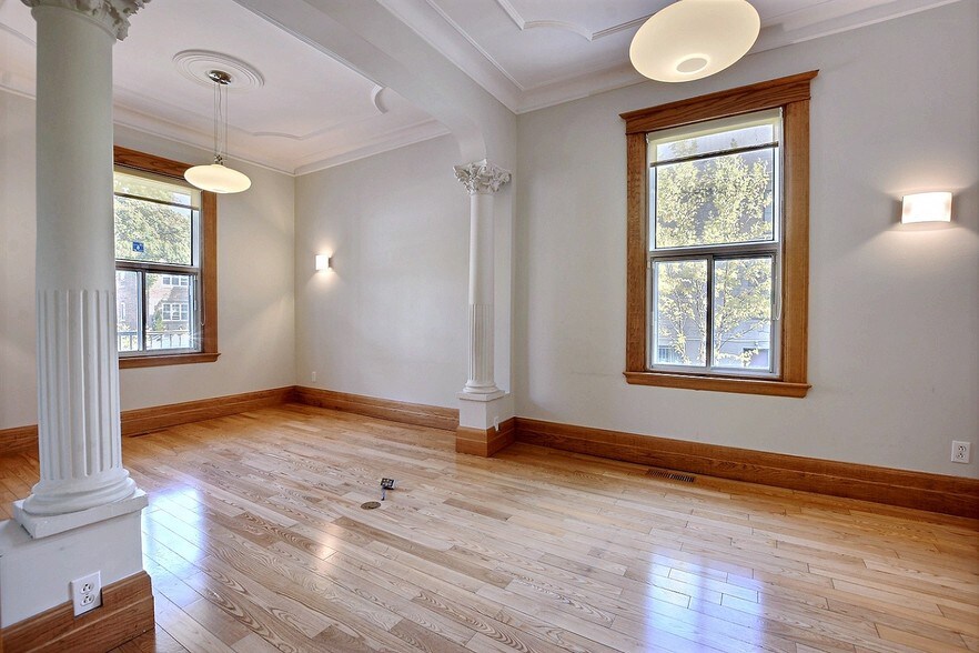 More Photos Of 510-512 Décarie Boul, Saint-Laurent Loft Creative Space For Sale