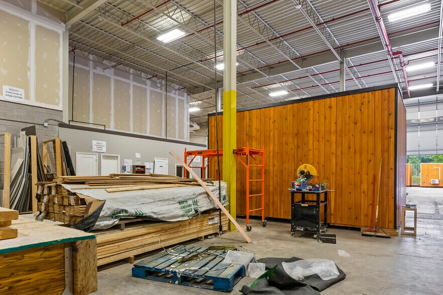 More Photos Of 47 Morton Av E, Brantford Warehouse For Lease