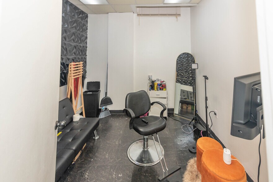 More Photos Of 5900 York Rd, Baltimore Storefront Retail Office For Sale