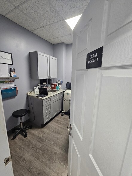 More Photos Of 158 Jericho Tpke, Mineola Storefront Retail Residential For Lease