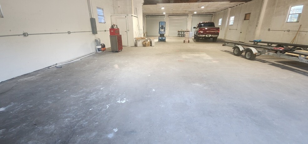More Photos Of 284 S Center St, Pierson Auto Repair For Lease