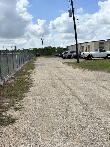 More Photos Of 1403 W Welch St, Taylor Warehouse For Sale