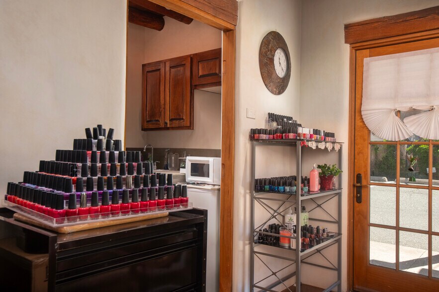More Photos Of 312 Read St, Santa Fe Freestanding For Sale