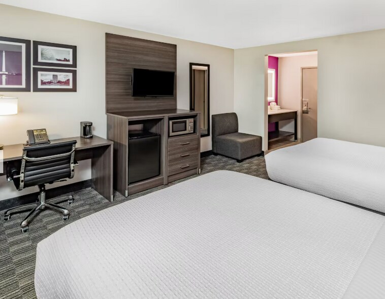 More Photos Of 6790 Southwest Fwy, Houston Hotel For Sale