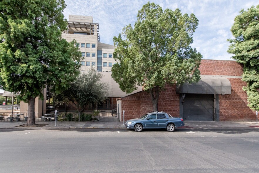 More Photos Of 907-911 Santa Fe Ave, Fresno Flex For Sale