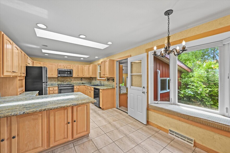 More Photos Of 1335 S Kio St, Watkins Veterinarian Kennel For Sale