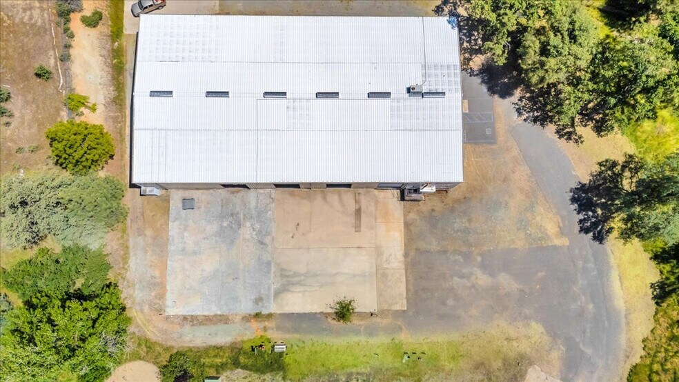 More Photos Of 20833 Mechanical Dr, Sonora Warehouse For Lease