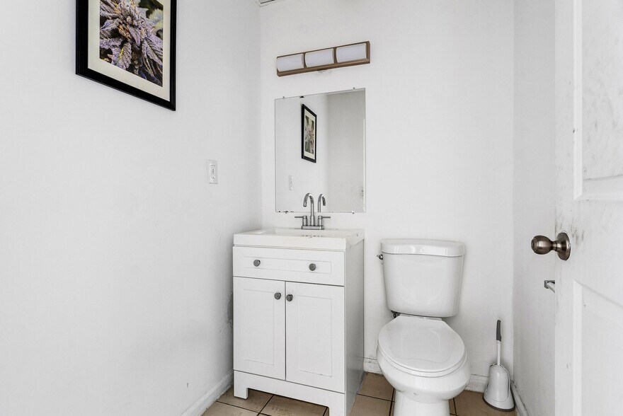 More Photos Of 1979 10th Ave N, Lake Worth Beach Light Distribution For Sale