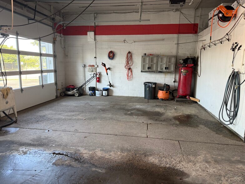 More Photos Of 1153 Baldwin Ave, Pontiac Auto Dealership For Sale
