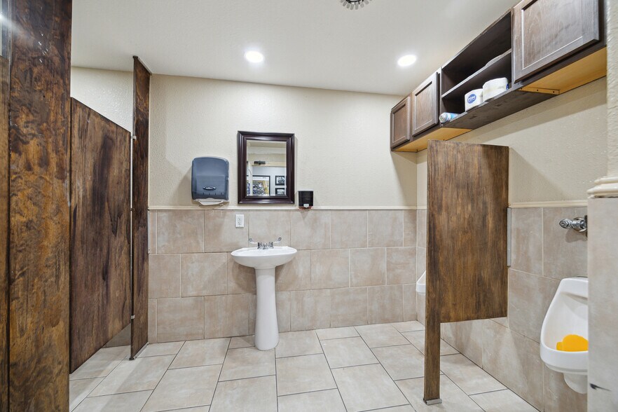 More Photos Of 6438 Long Dr, Houston Industrial For Sale