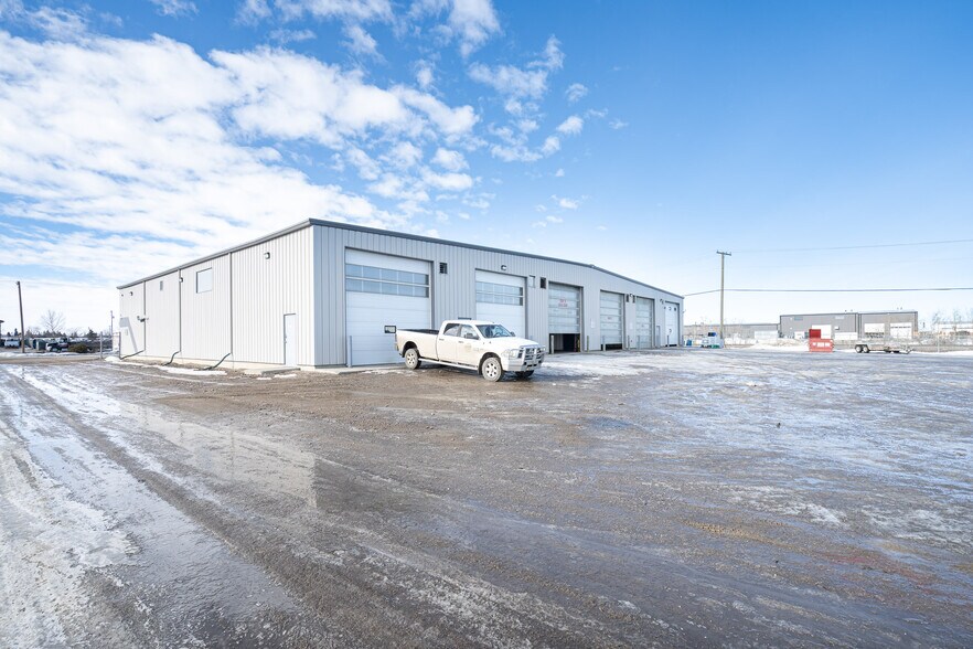 More Photos Of 4807 40 Av, Lloydminster Warehouse For Lease