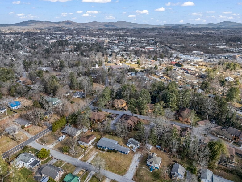 More Photos Of 520 Courtwood Ln, Hendersonville Apartments For Sale