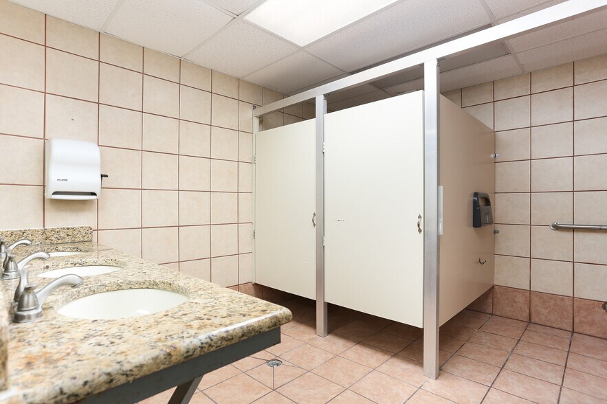 More Photos Of 4139 Gardendale St, San Antonio Office For Sale
