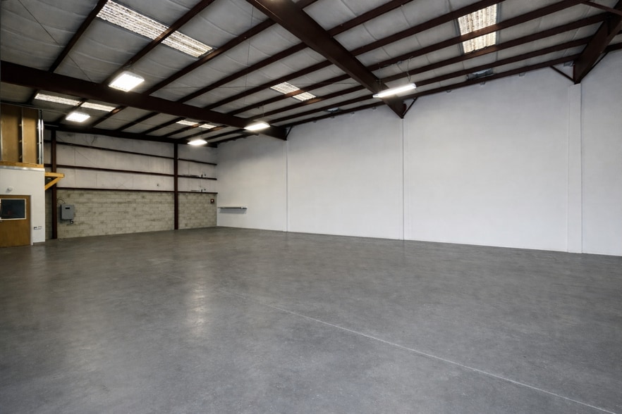 More Photos Of 2254-2256 Massaro Blvd, Tampa Warehouse For Lease